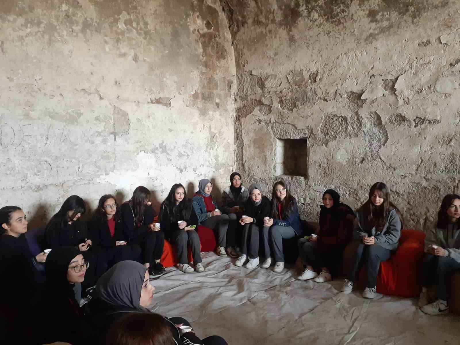 Lise öğrencileri tabyada tarih dersi görmeye devam ediyor
