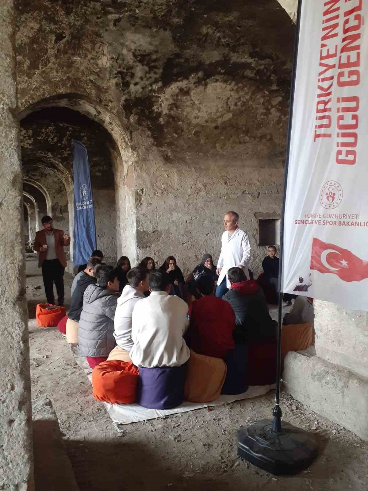 Lise öğrencileri tabyada tarih dersi görmeye devam ediyor
