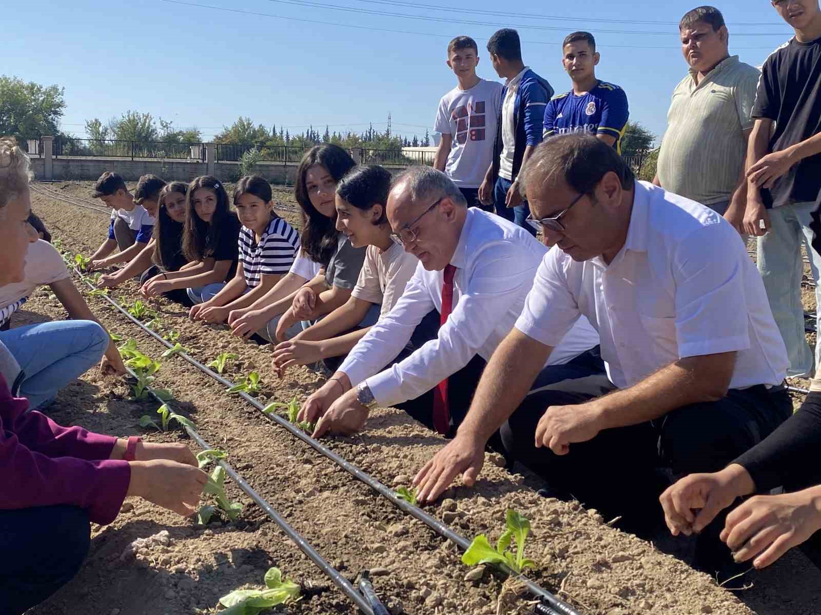 Sezonun ilk fideleri öğrencilerin ellerinden toprakla buluştu
