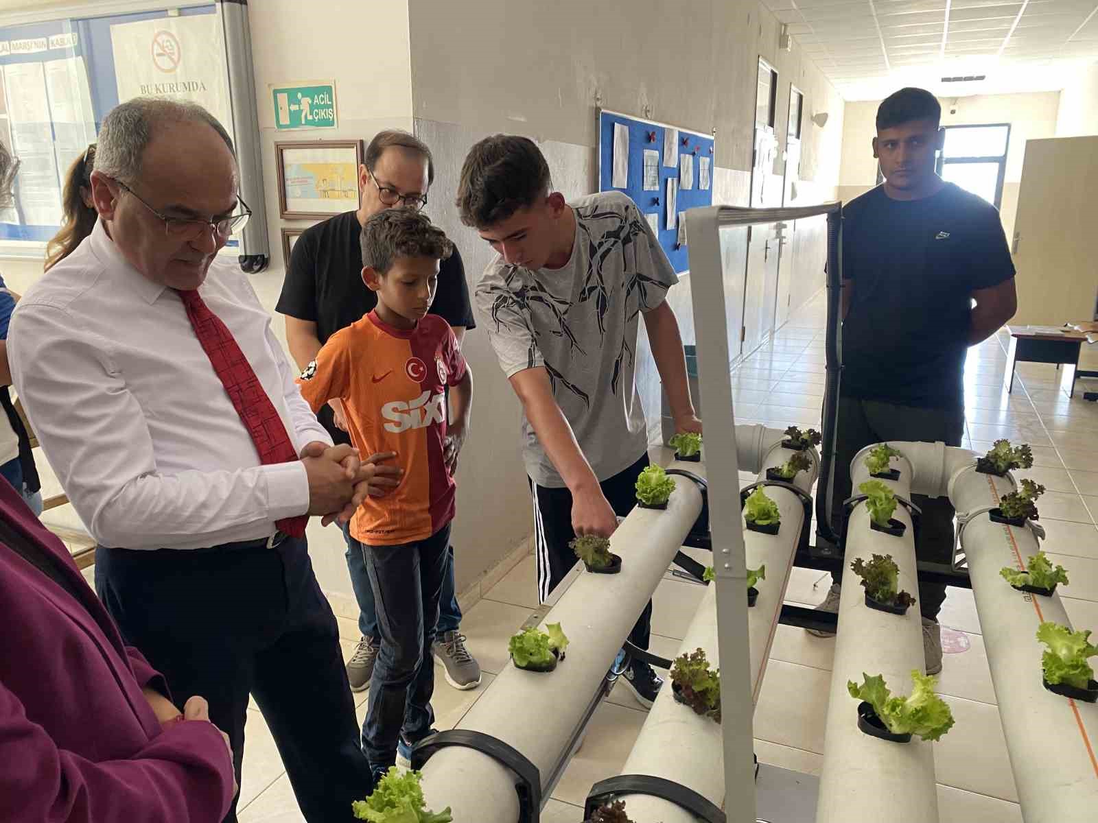 Sezonun ilk fideleri öğrencilerin ellerinden toprakla buluştu
