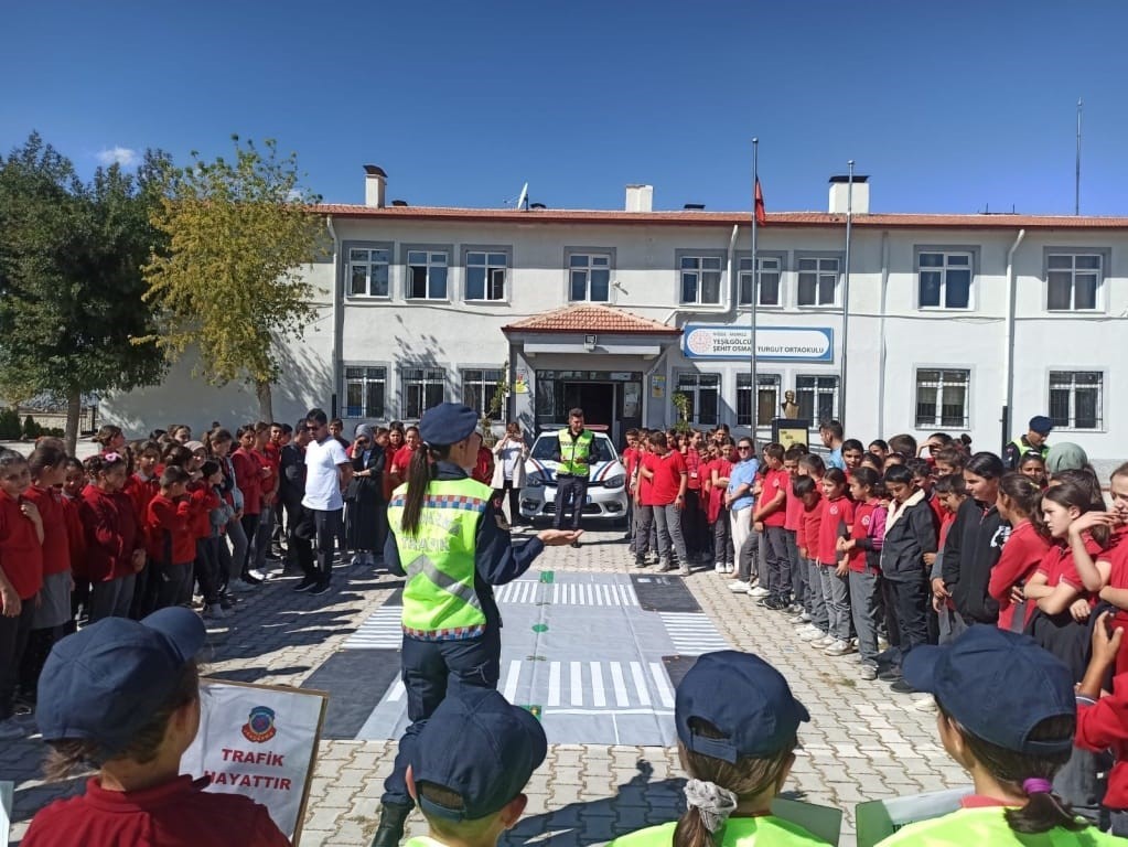 Jandarma’dan öğrencilere trafik güvenliği eğitimi
