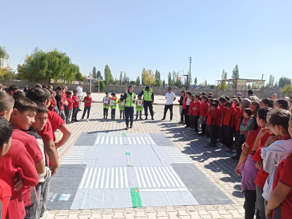 Jandarma’dan öğrencilere trafik güvenliği eğitimi
