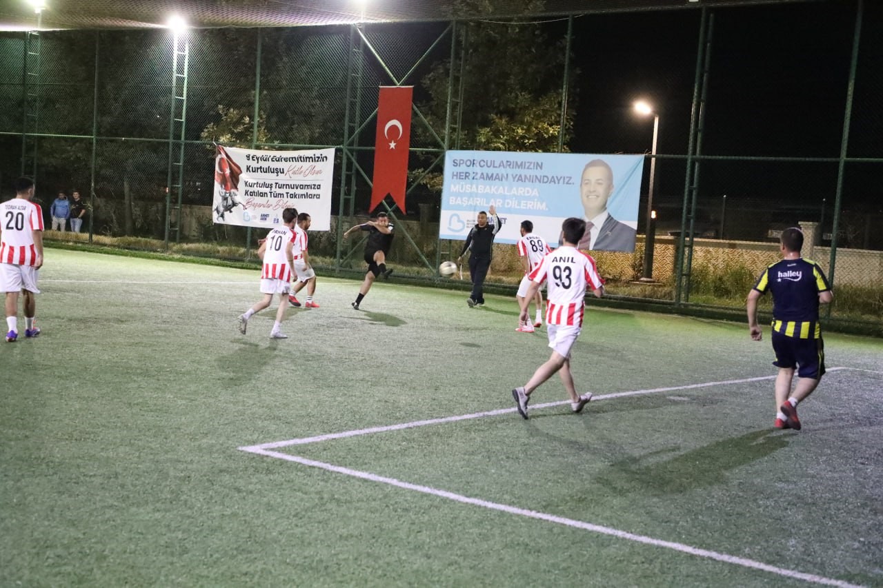 Edremit Belediyesi Cumhuriyet Kupası futbol turnuvası başladı
