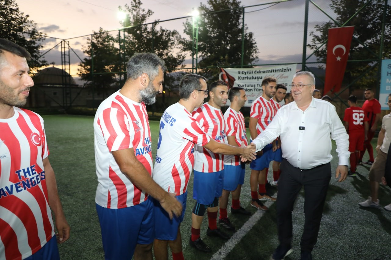 Edremit Belediyesi Cumhuriyet Kupası futbol turnuvası başladı
