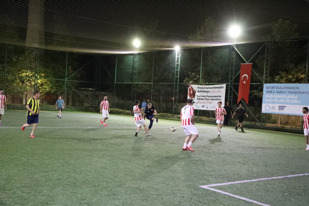 Edremit Belediyesi Cumhuriyet Kupası futbol turnuvası başladı
