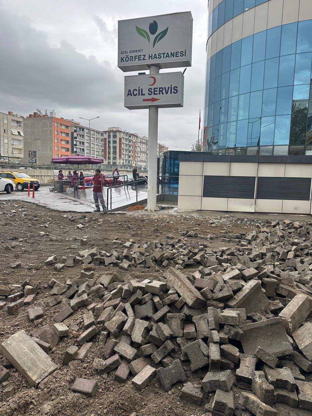 Edremit Belediyesi’nden yol düzenleme çalışmaları
