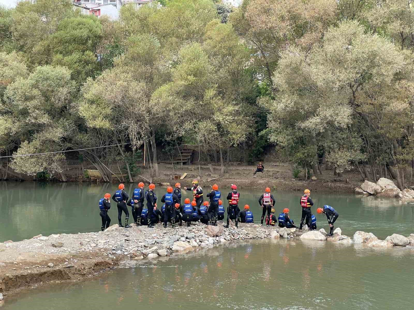 Tunceli’de su üstü kurtarma eğitimi
