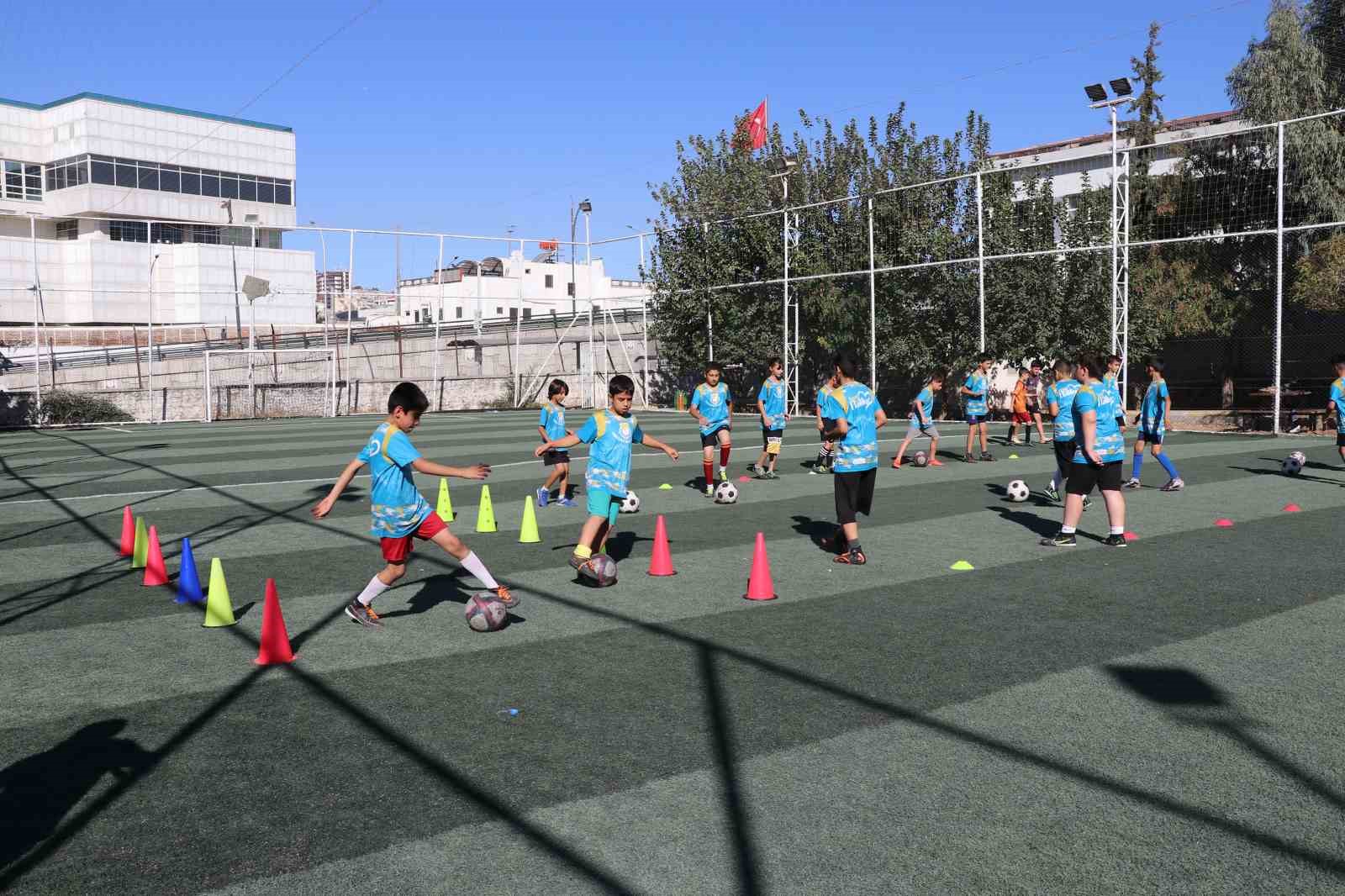 Çocuklar Haliliye Belediyesi ile futbola ilgi gösteriyor
