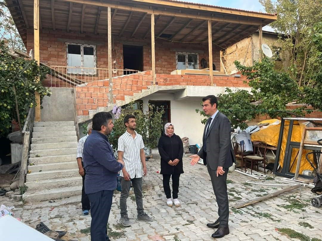 Kaymakam Köksal evi yanan aileyi ziyaret etti
