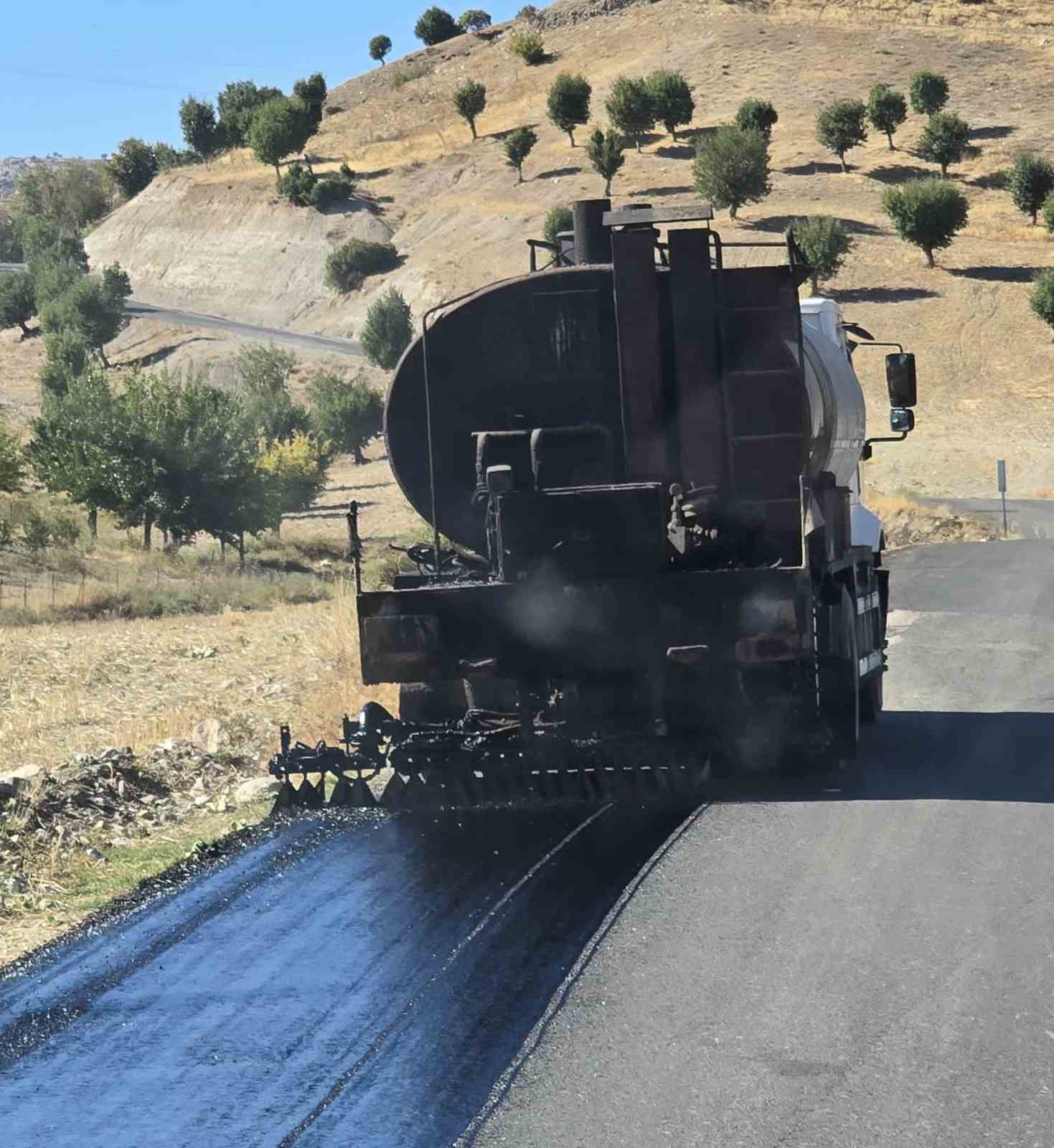 Köy yollarında asfalt çalışması devam ediyor
