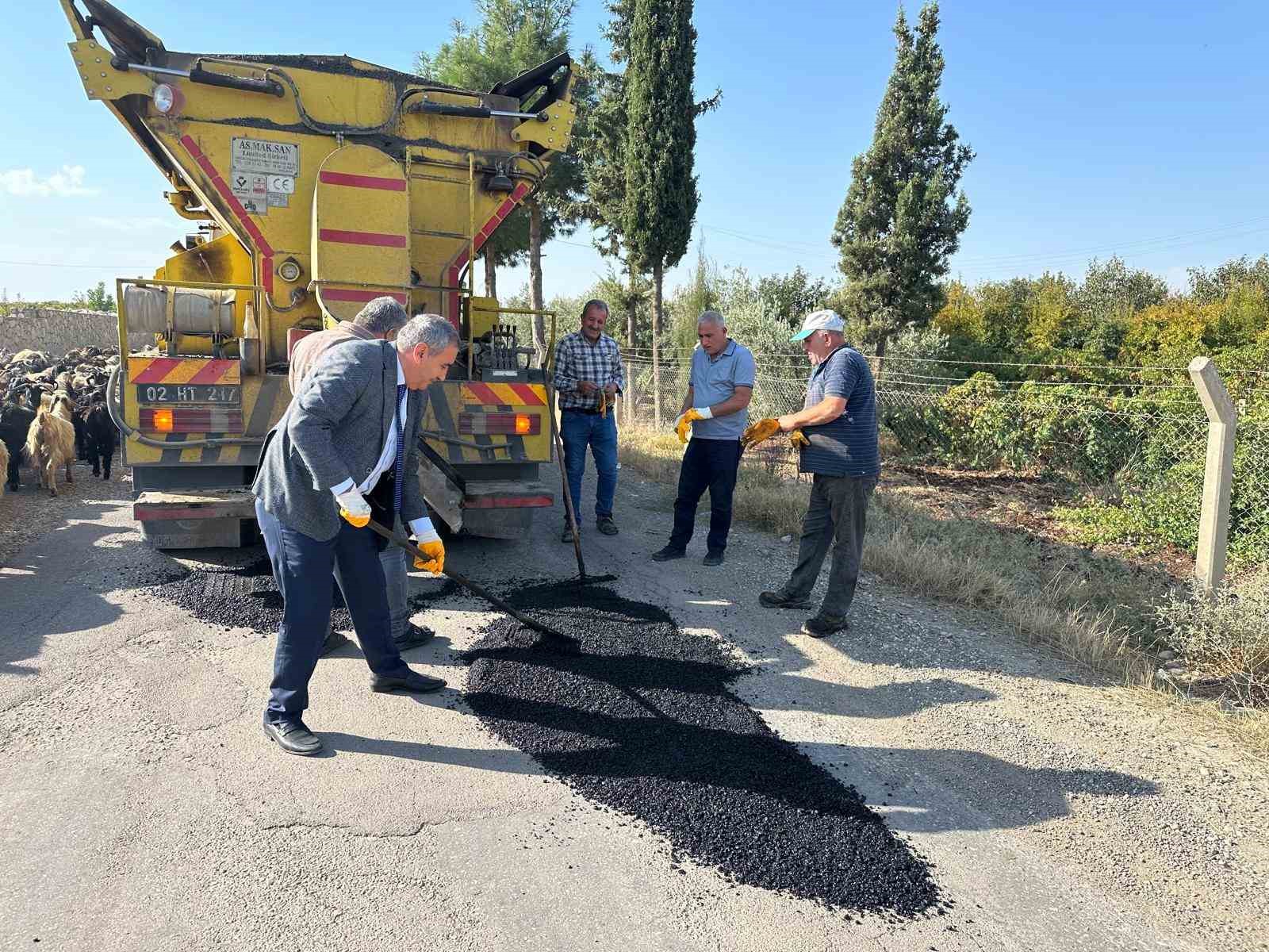 Köy yollarında asfalt çalışması devam ediyor
