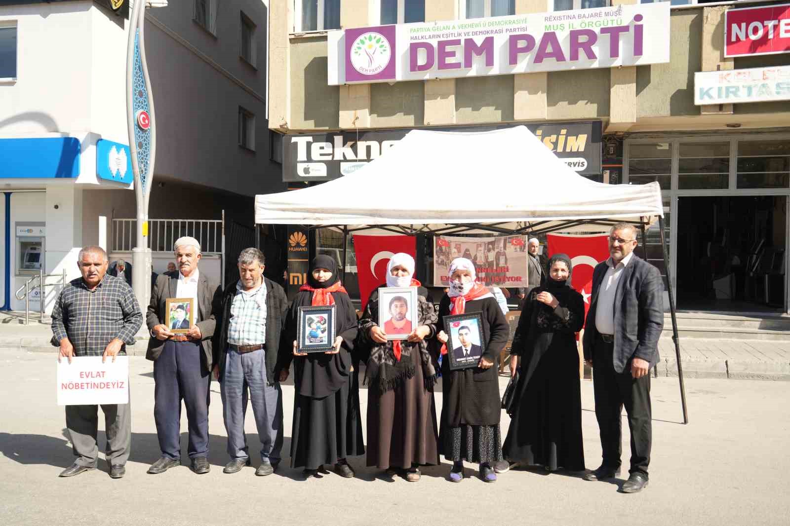 Muş’ta evlat nöbeti devam ediyor
