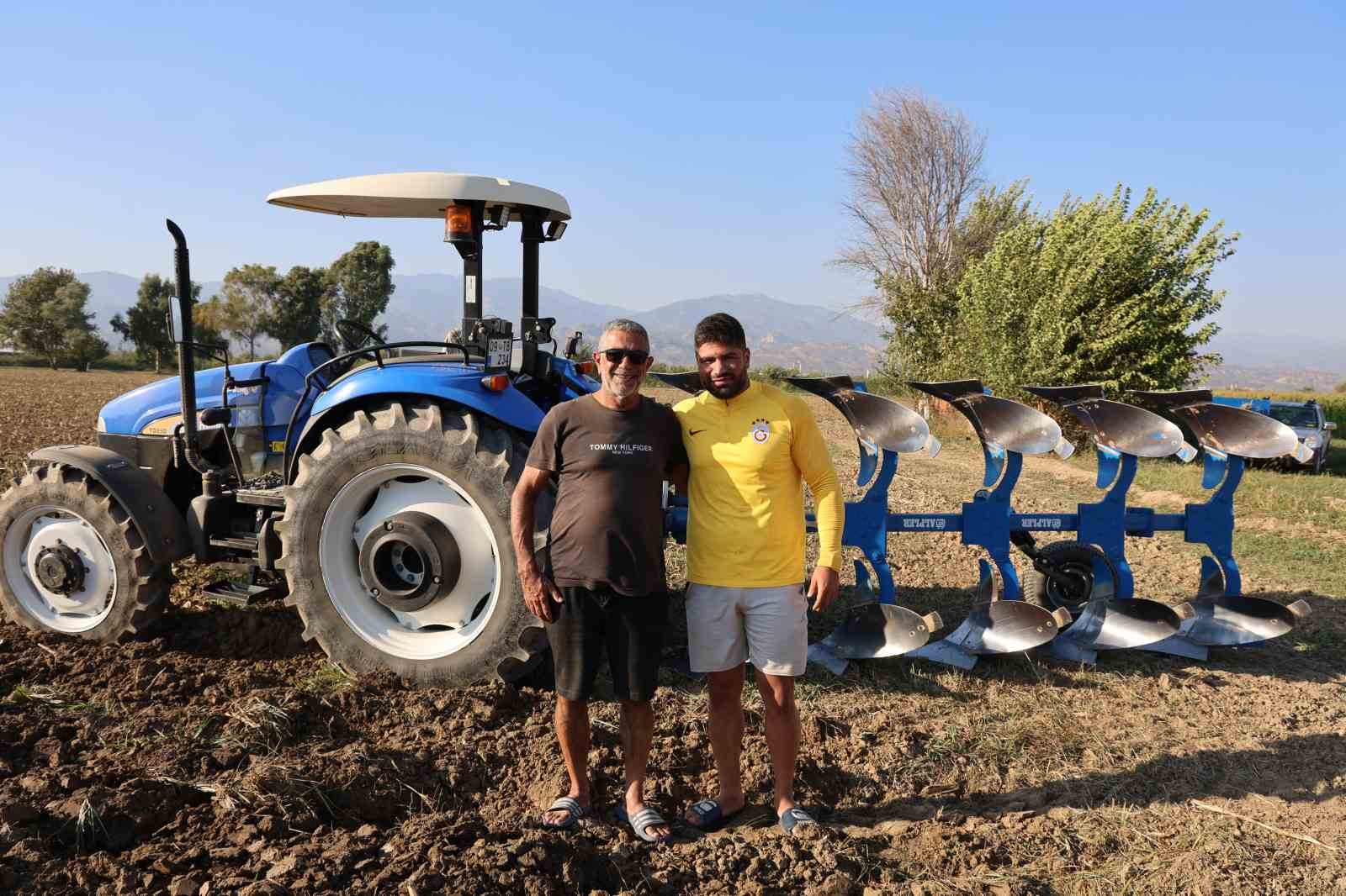 Tarlada çalışacak işçi bulamayınca 3 bin 500 kilometre yol kat edip babasına yardıma geliyor
