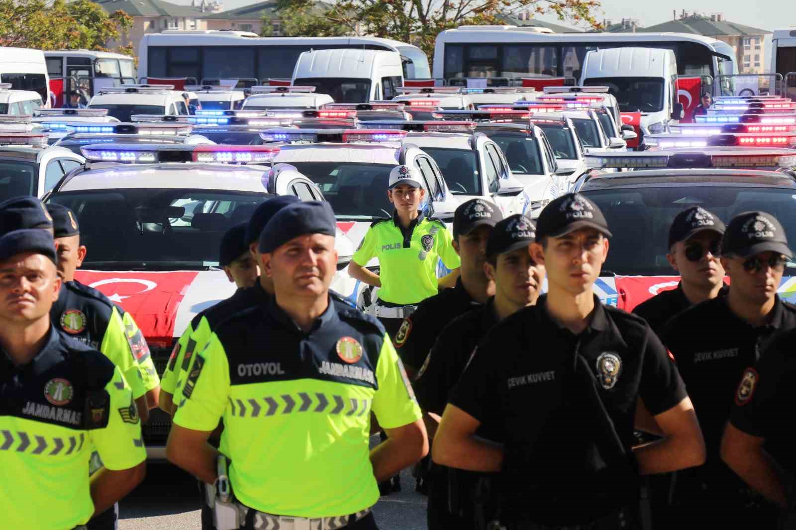 Denizli’de jandarma ve polisin 141 yeni aracı hizmete alındı
