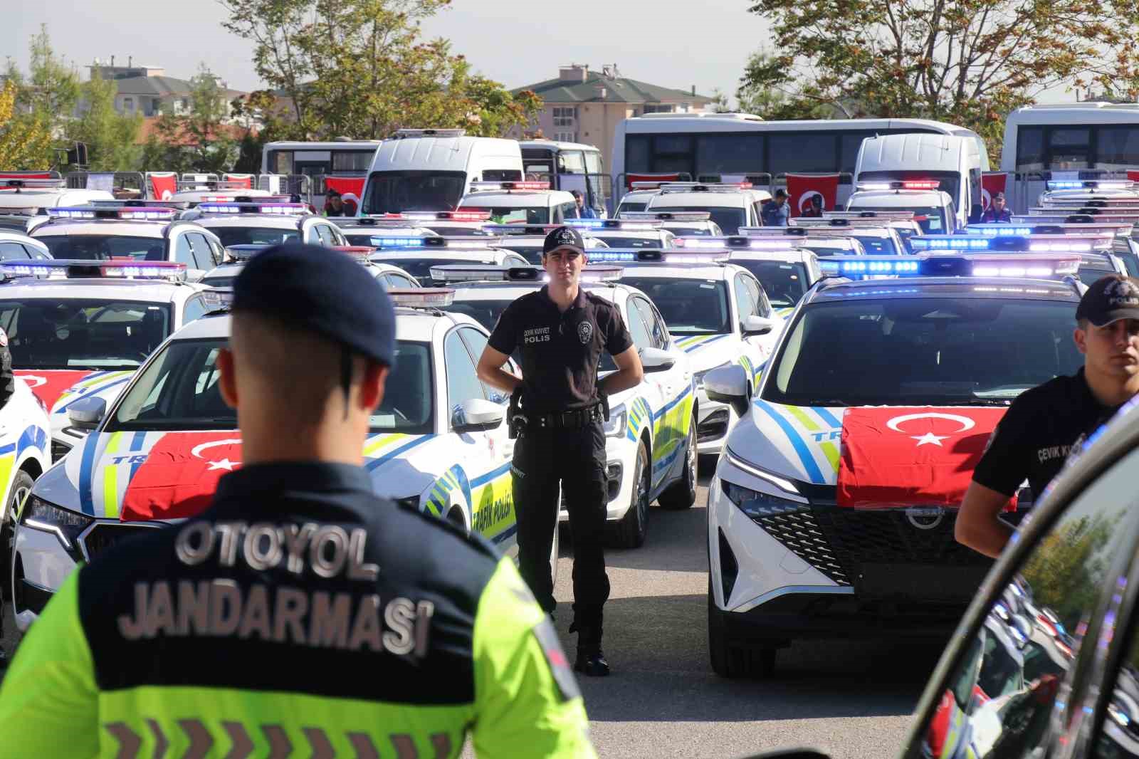 Denizli’de jandarma ve polisin 141 yeni aracı hizmete alındı
