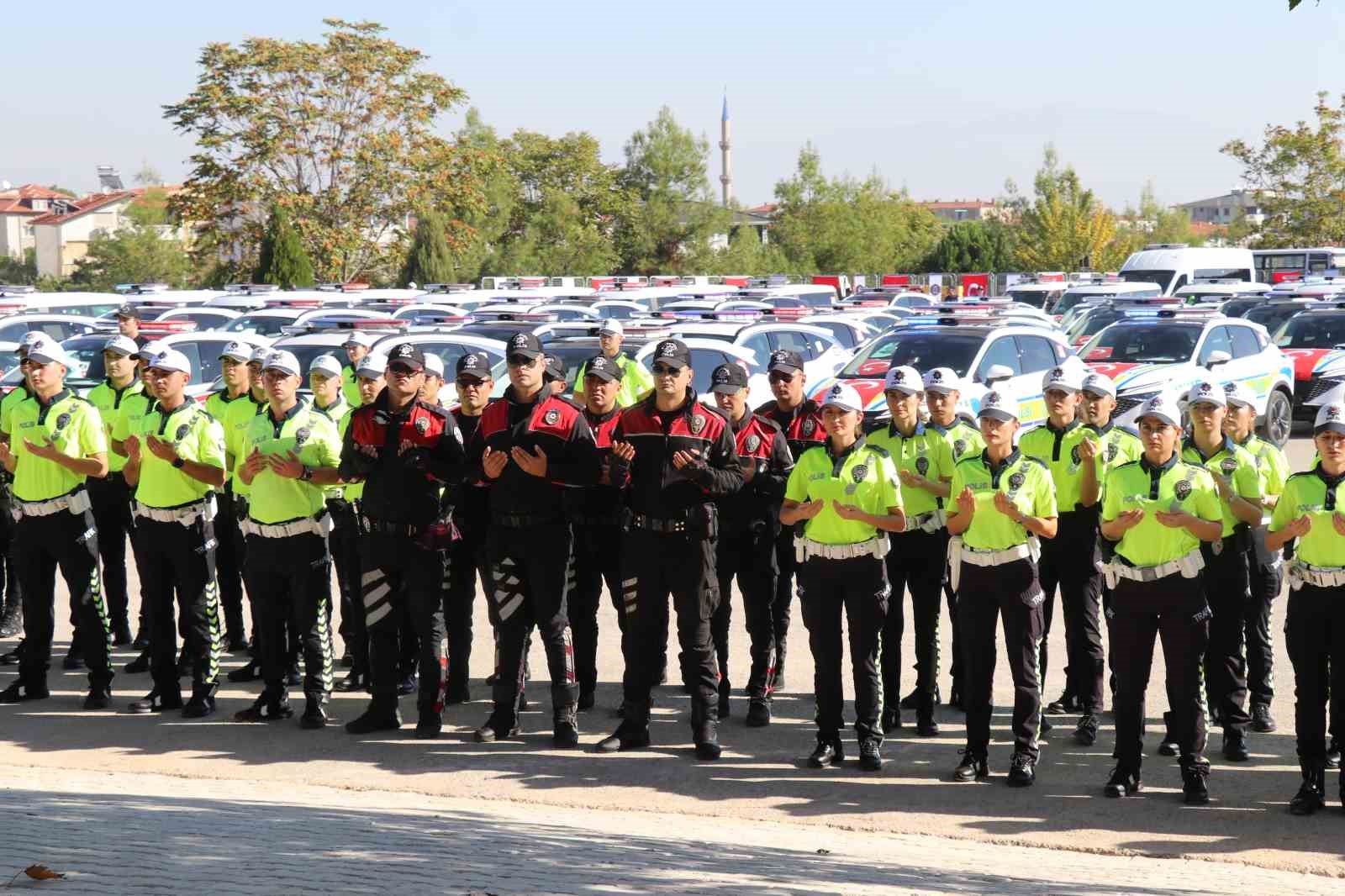 Denizli’de jandarma ve polisin 141 yeni aracı hizmete alındı
