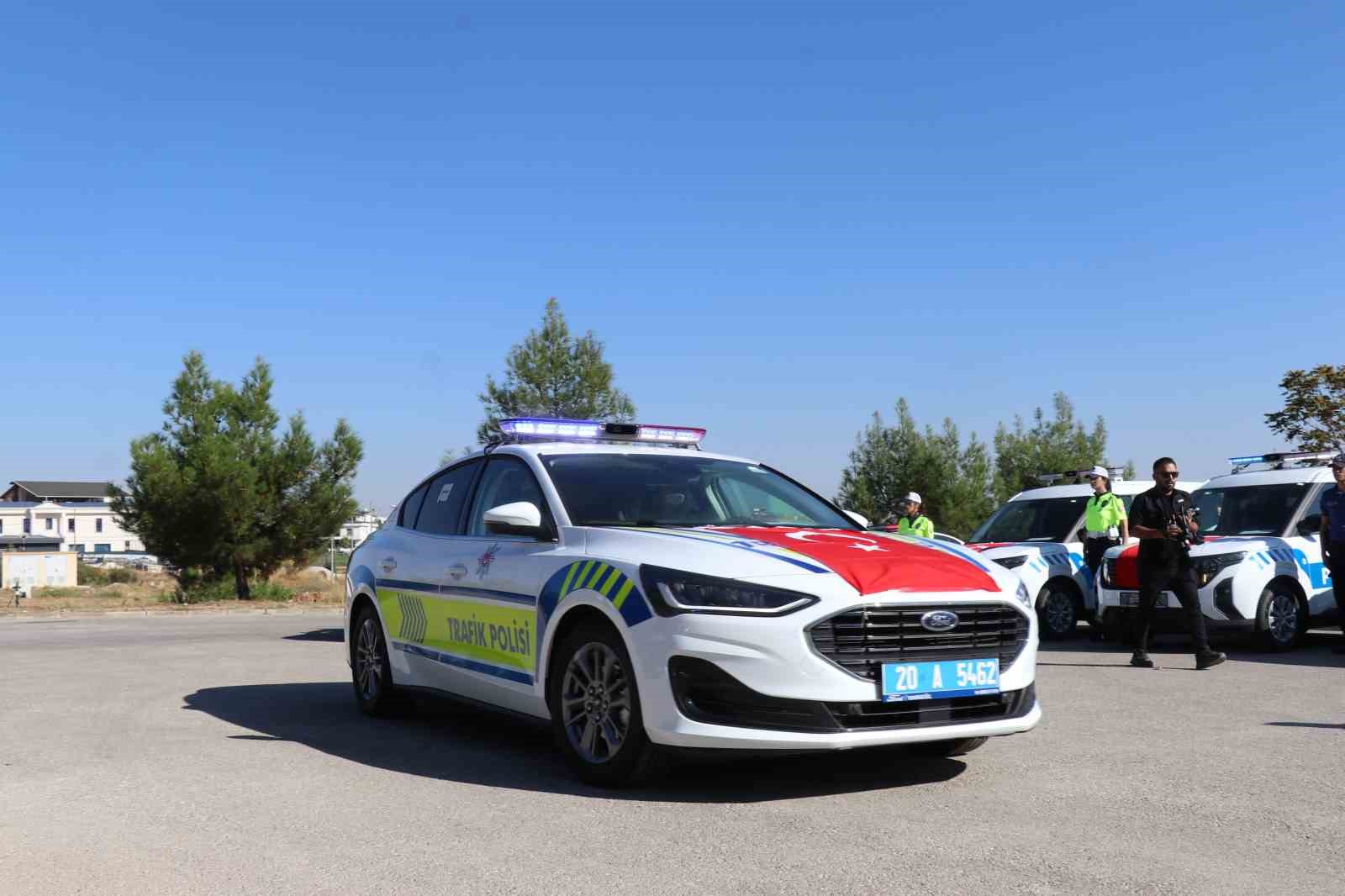 Denizli’de jandarma ve polisin 141 yeni aracı hizmete alındı
