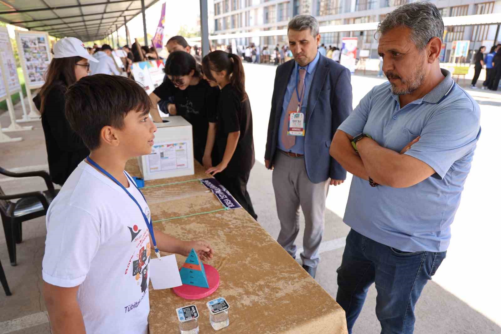 Diyarbakırlı iki kardeş Kızılelma ve Bayraktar’dan ilham alarak 10 bin liraya F22 maket uçağı yaptı
