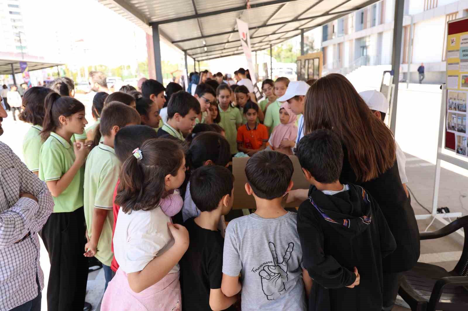 Diyarbakırlı iki kardeş Kızılelma ve Bayraktar’dan ilham alarak 10 bin liraya F22 maket uçağı yaptı
