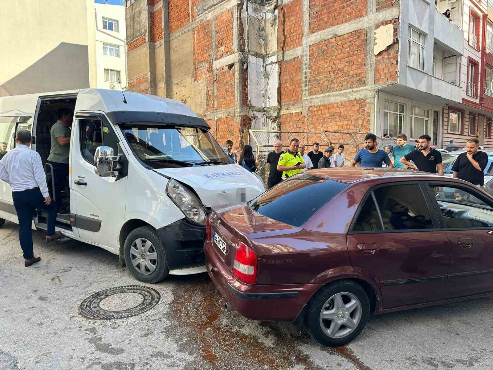 Sinop’ta okul servisi ile otomobil çarpıştı: 7 öğrenci yaralandı
