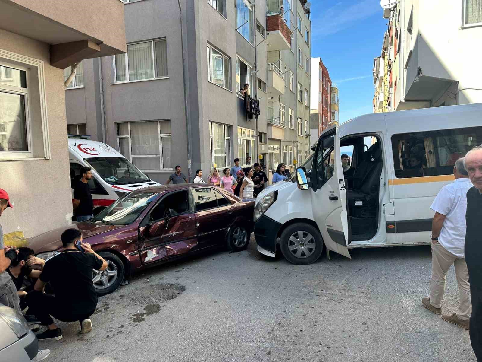 Sinop’ta okul servisi ile otomobil çarpıştı: 7 öğrenci yaralandı
