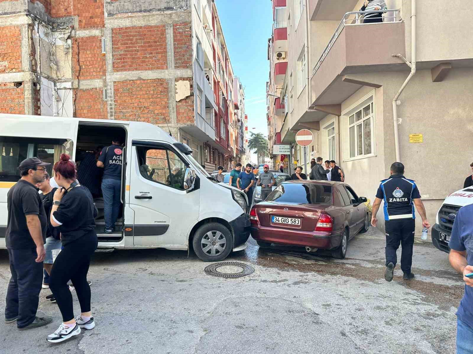 Sinop’ta okul servisi ile otomobil çarpıştı: 7 öğrenci yaralandı
