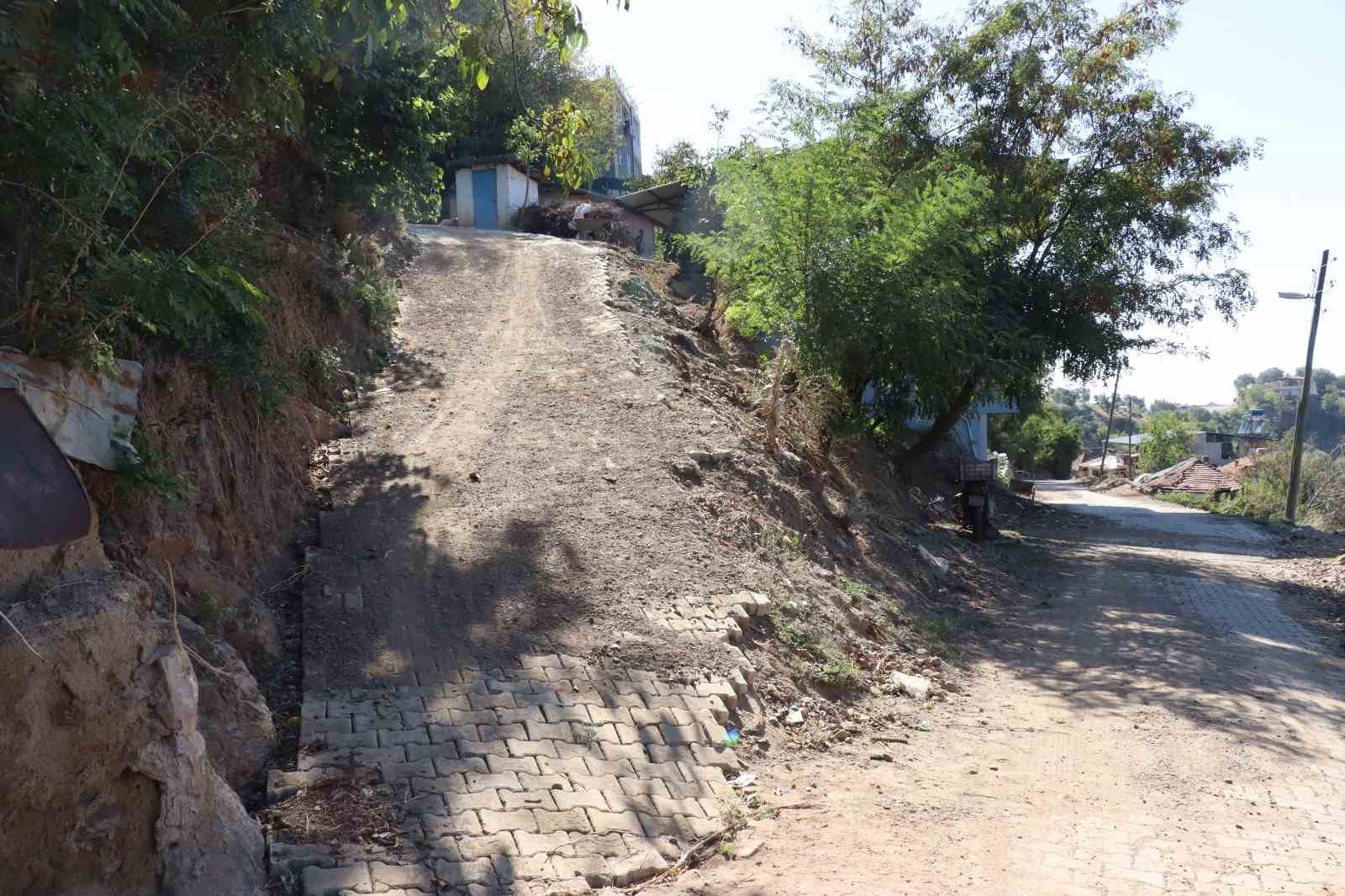 Engelli yaşlı çiftin yolu parke taşla kaplandı
