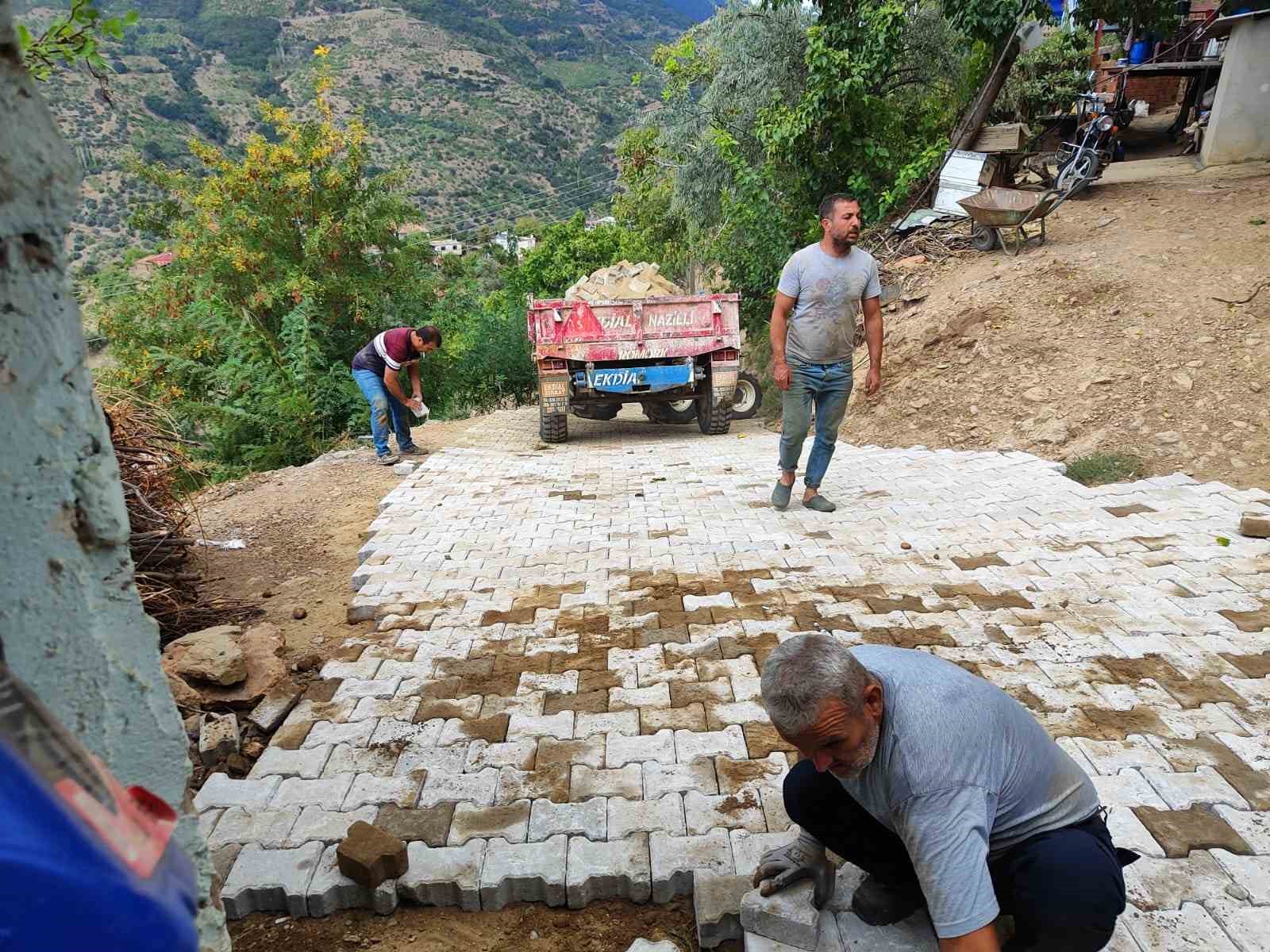 Engelli yaşlı çiftin yolu parke taşla kaplandı
