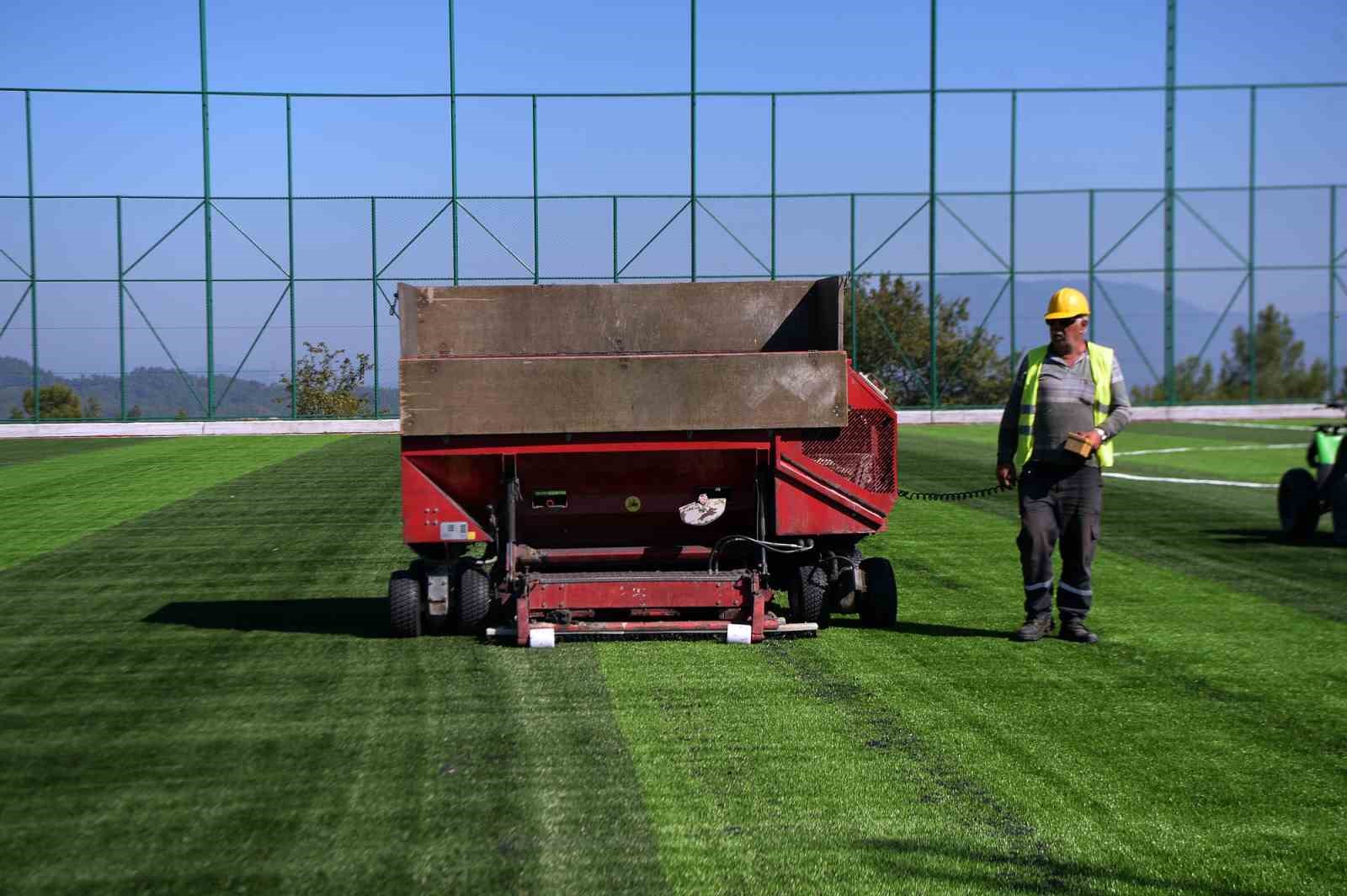 Osmangazi Belediyesi’nden Gündoğdu’ya futbol sahası
