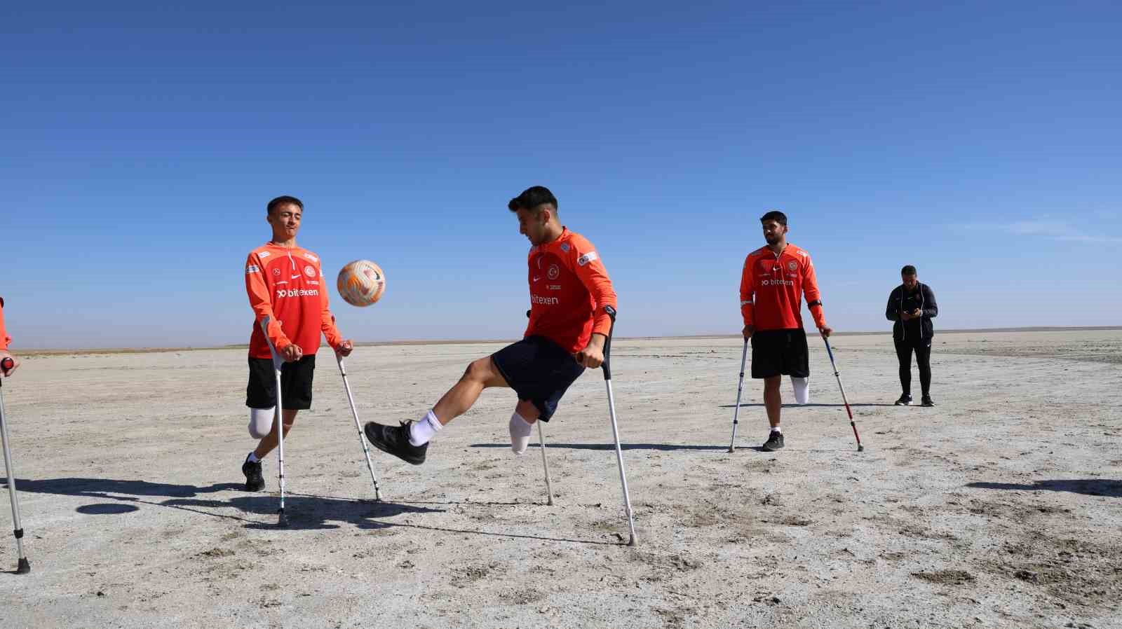 Ampute Milli Futbol Takımı kuraklığa dikkat çekmek için Seyfe Gölü’nde antrenman yaptı
