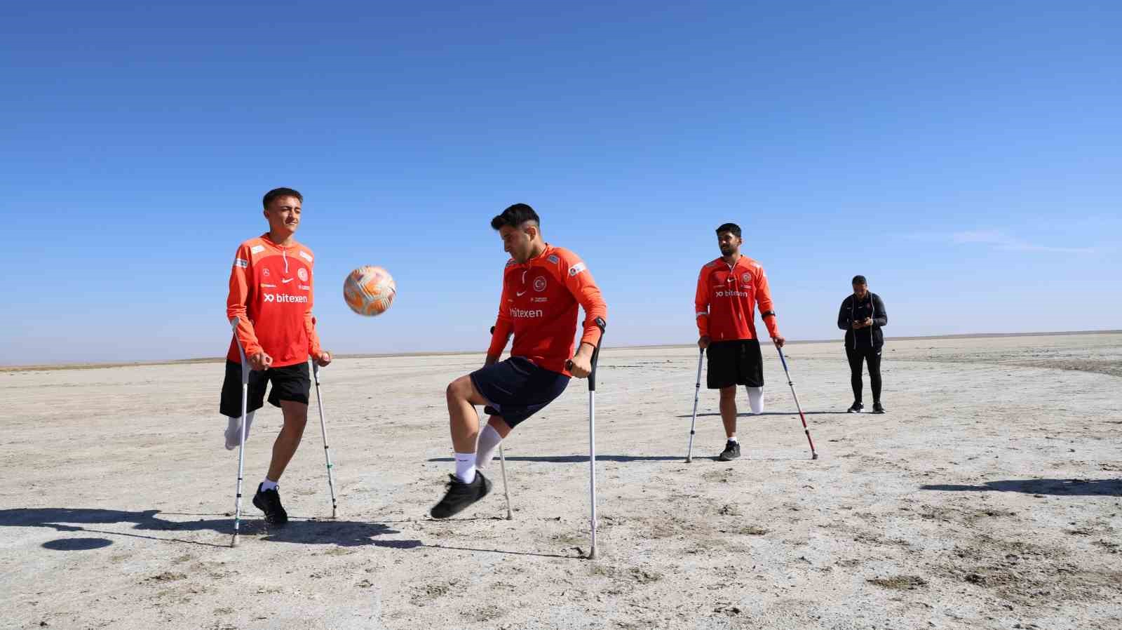 Ampute Milli Futbol Takımı kuraklığa dikkat çekmek için Seyfe Gölü’nde antrenman yaptı
