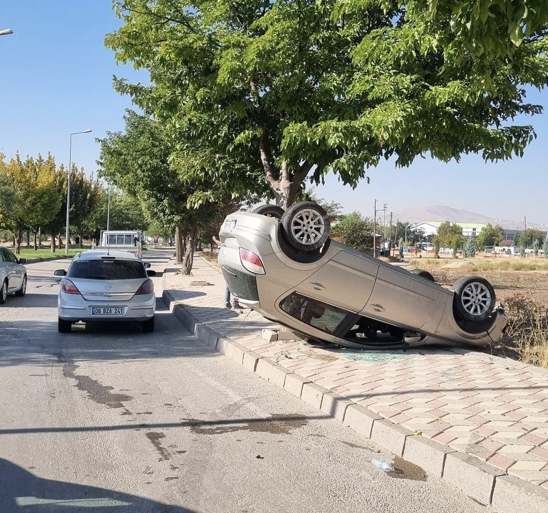 Elazığ’da otomobil takla attı: 2 yaralı
