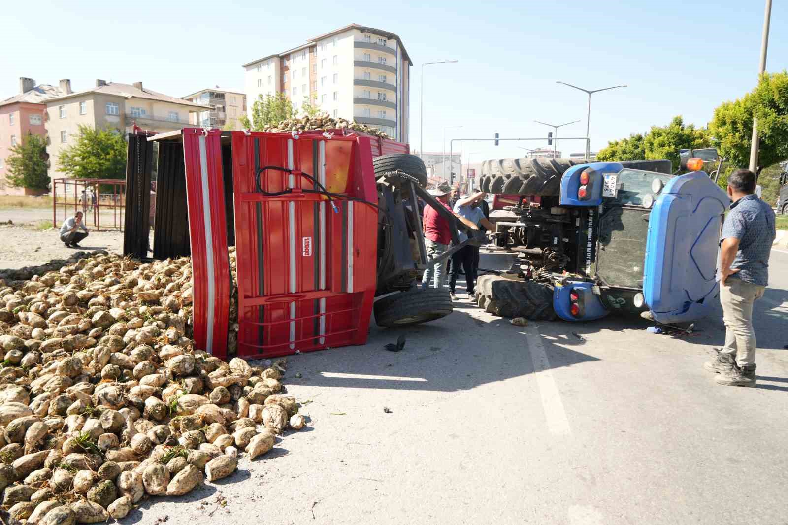 Muş’ta şeker pancarı yüklü traktör devrildi
