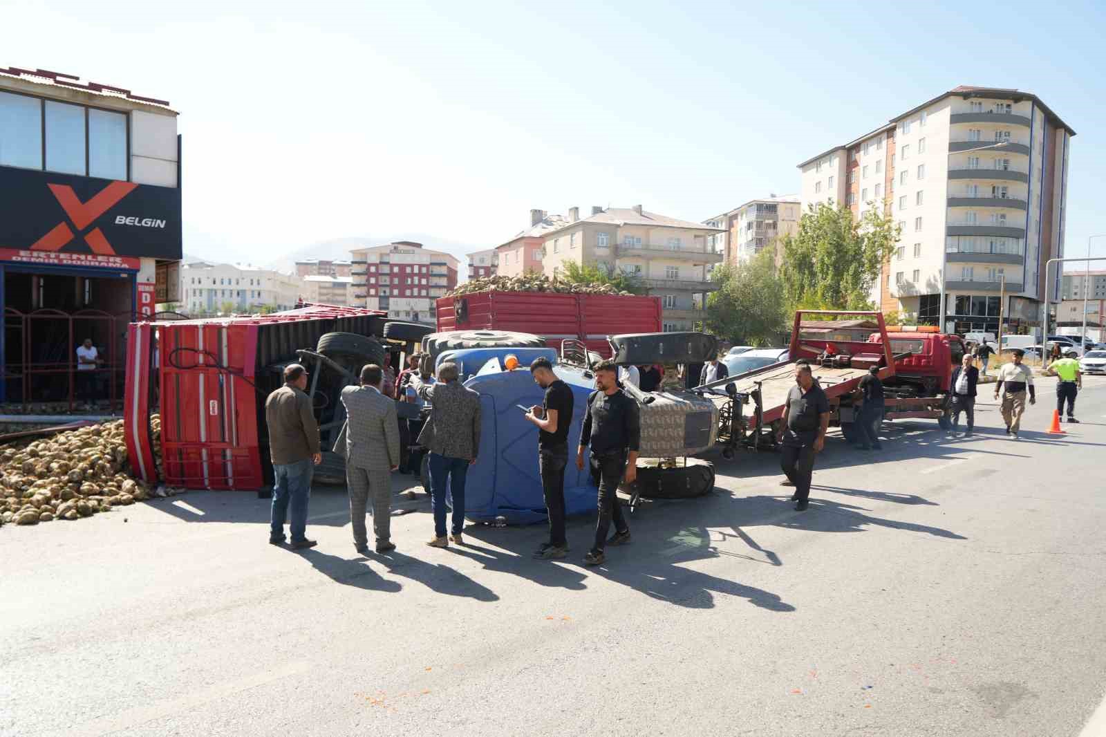 Muş’ta şeker pancarı yüklü traktör devrildi
