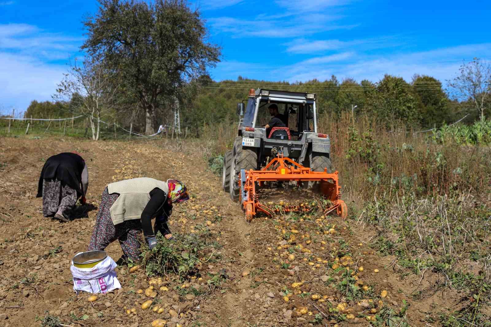 Büyükşehrin tarım makineleri üreticilerin ayağına gitti, işi yükü yüzde 70 kolaylaştı
