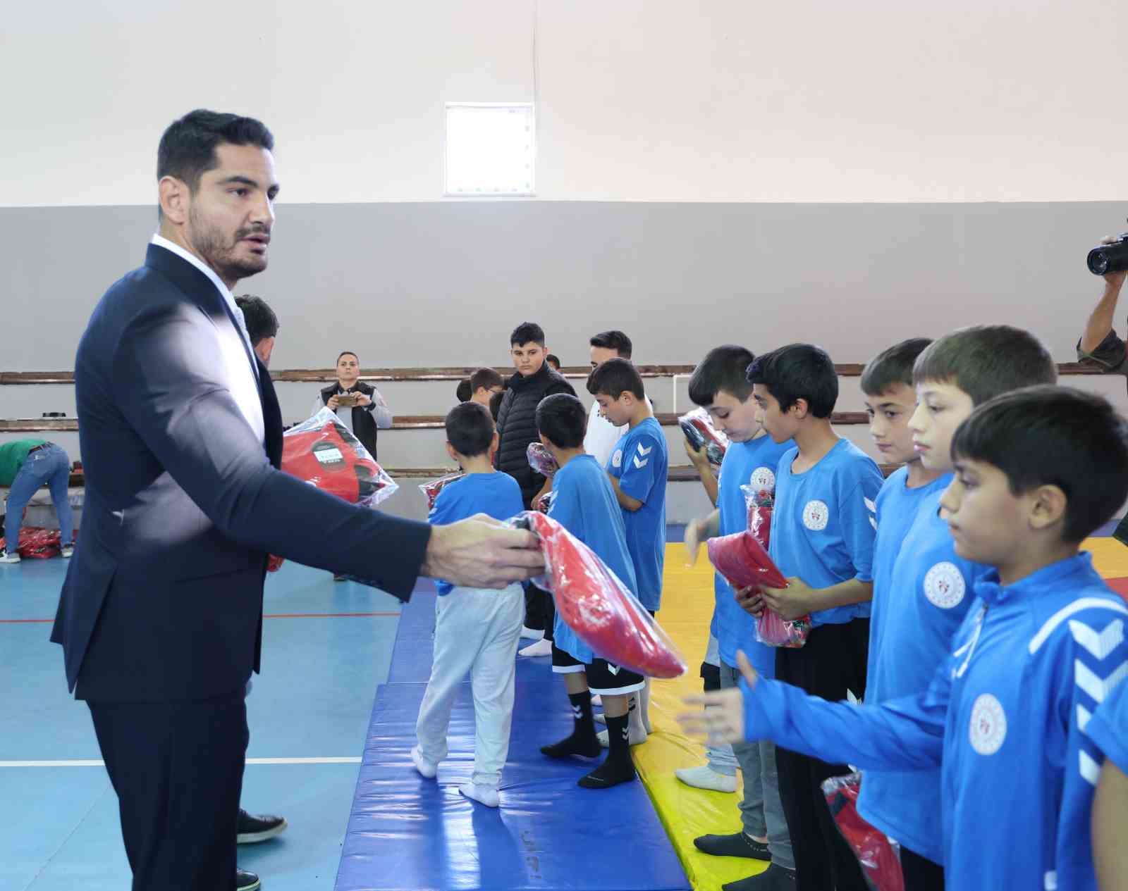 Dünya şampiyonu Taha Akgül’den minik güreşçilere nasihat
