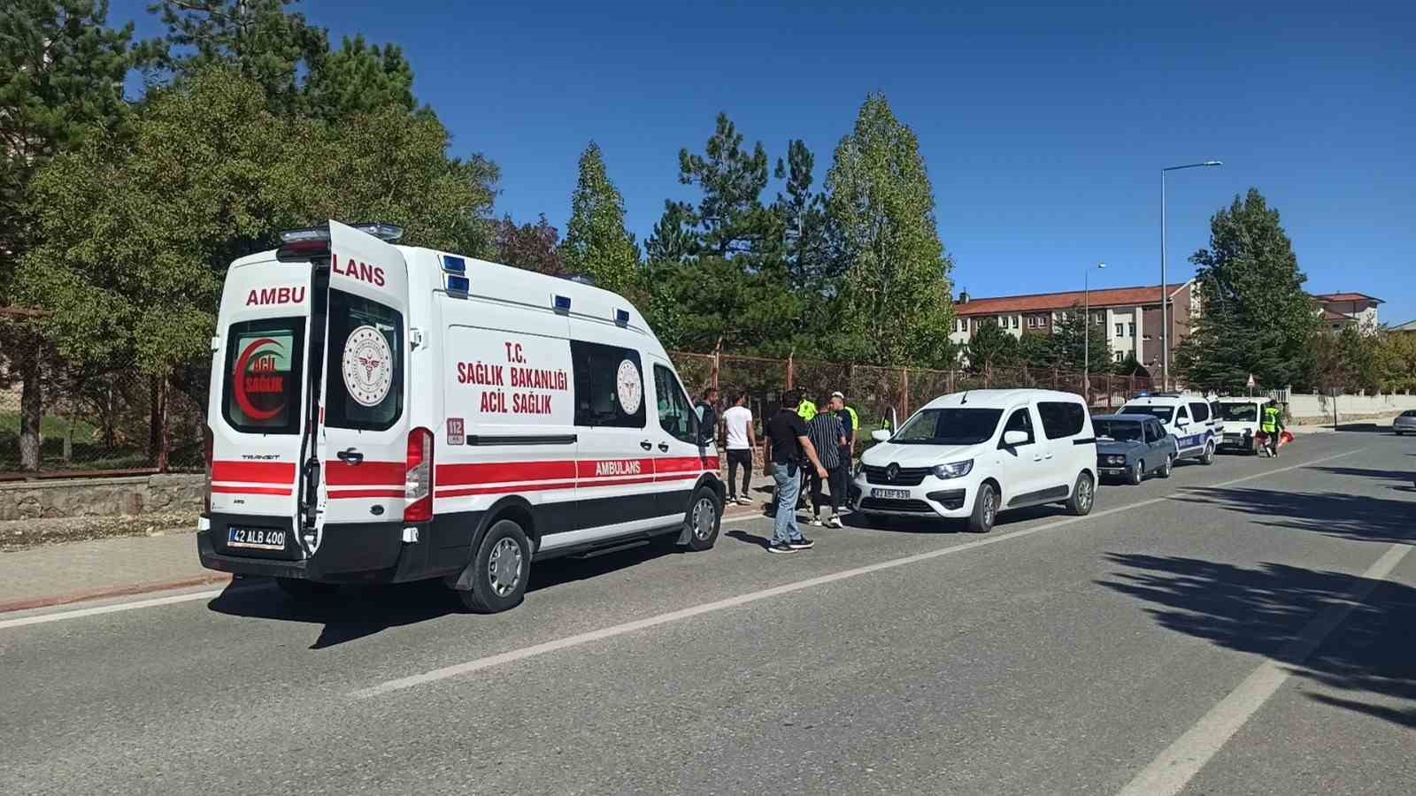 Konya’da kaldırıma çarpan motosiklet devrildi: 2 yaralı
