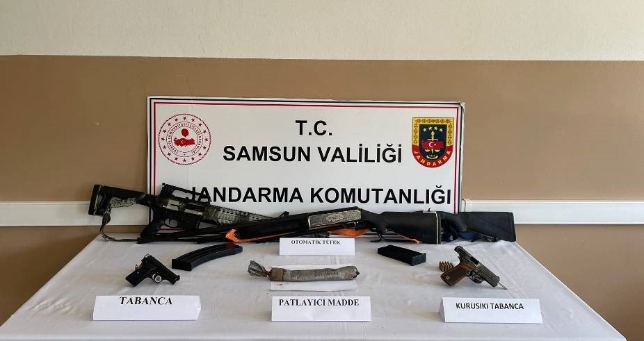 Jandarmanın silah operasyonunda patlayıcı madde ele geçirildi
