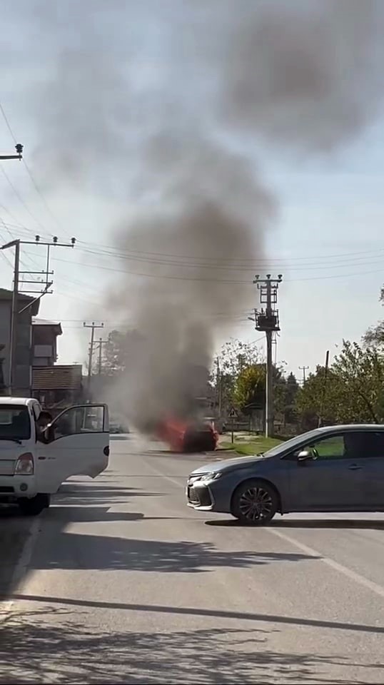 Sakarya’da seyir halindeki otomobil alevlere teslim oldu
