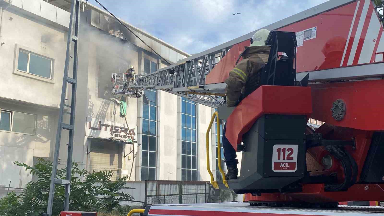 Beylikdüzü’nde medikal malzeme üretimi yapan atölyede yangın
