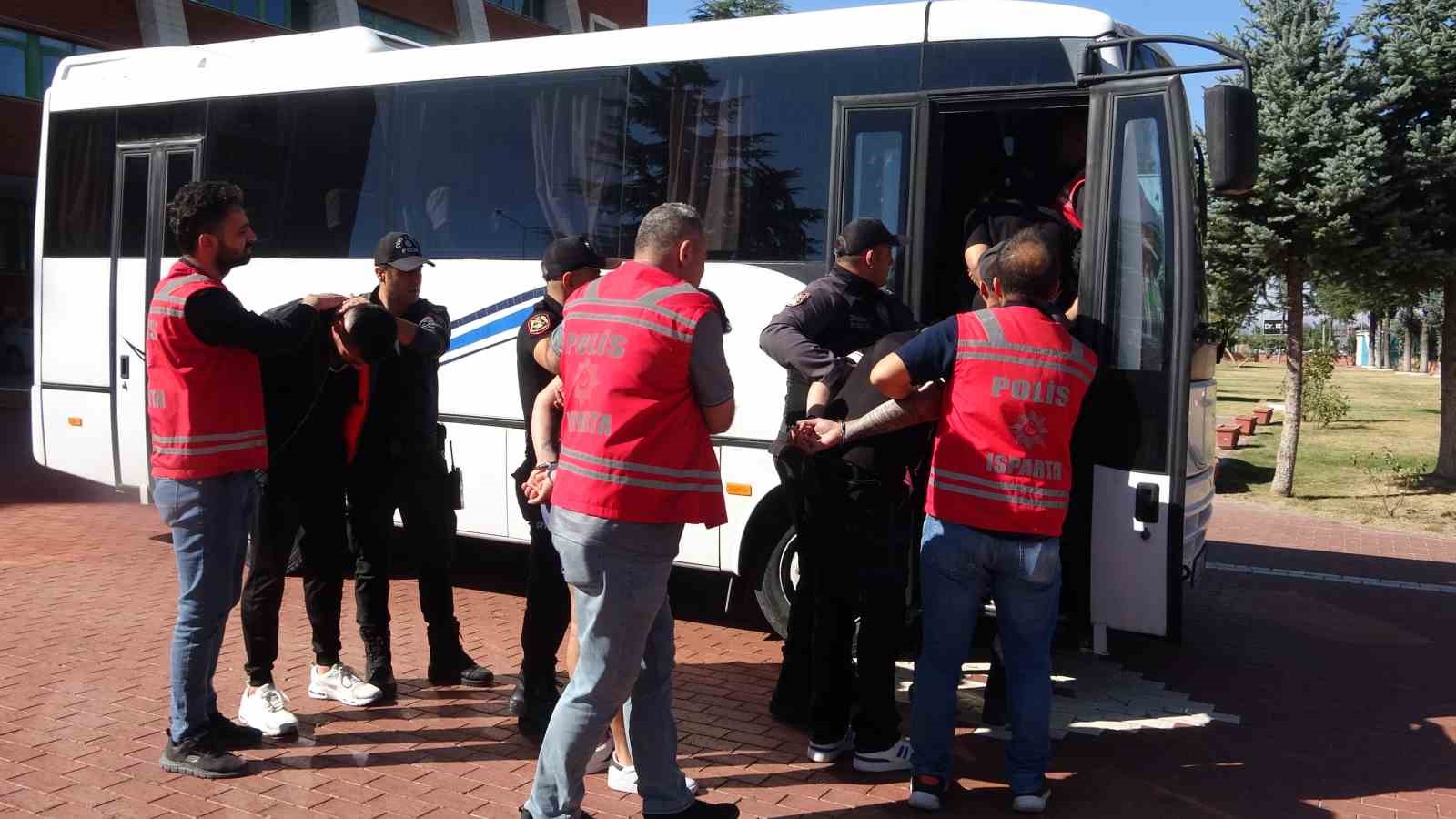 Isparta’da cadde ortasındaki silahlı kavgayla ilgili 9 kişi tutuklandı
