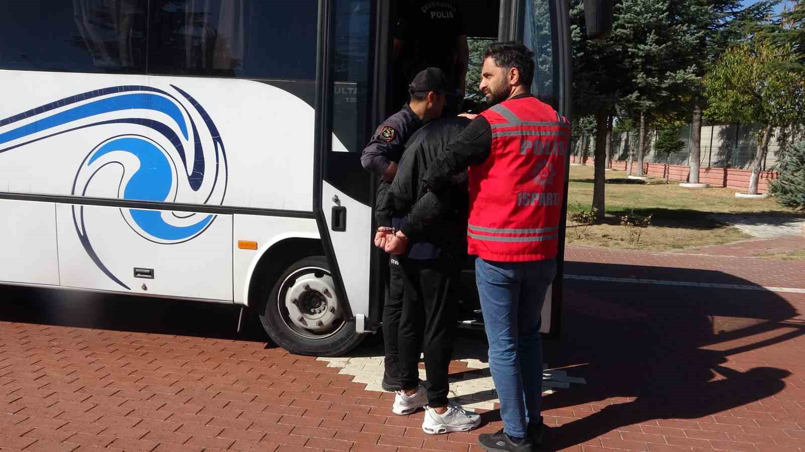 Isparta’da cadde ortasındaki silahlı kavgayla ilgili 9 kişi tutuklandı
