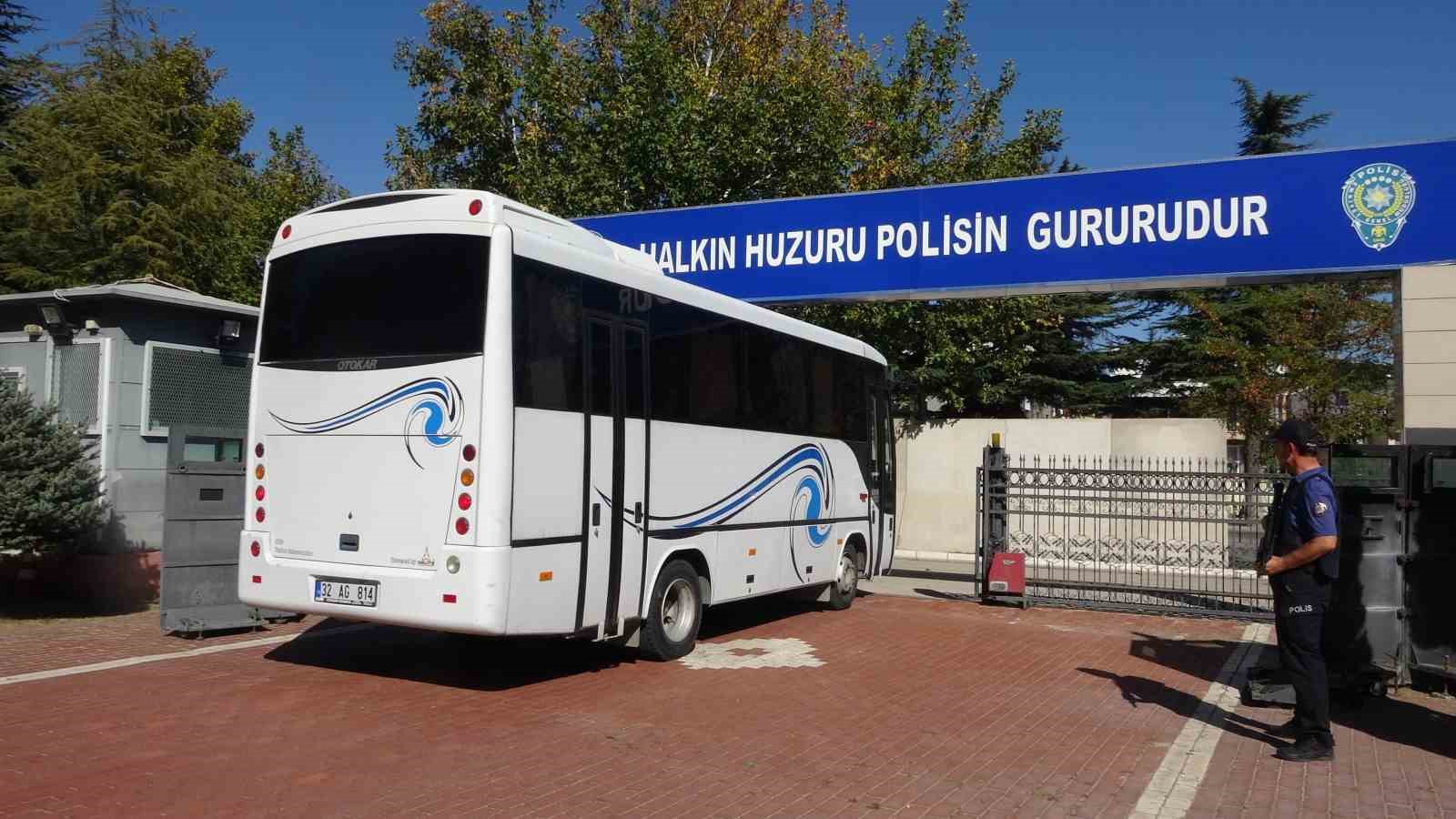 Isparta’da cadde ortasındaki silahlı kavgayla ilgili 9 kişi tutuklandı
