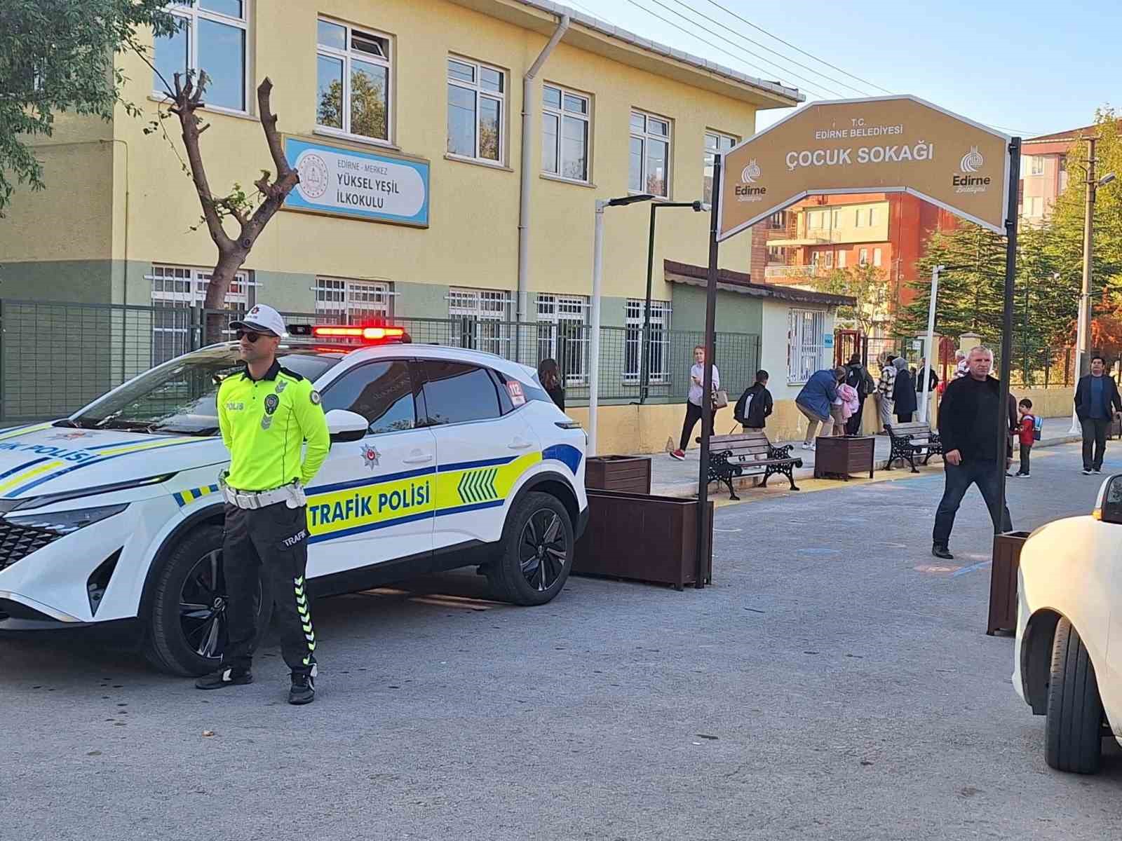 Okul çıkışlarında denetimler devam ediyor
