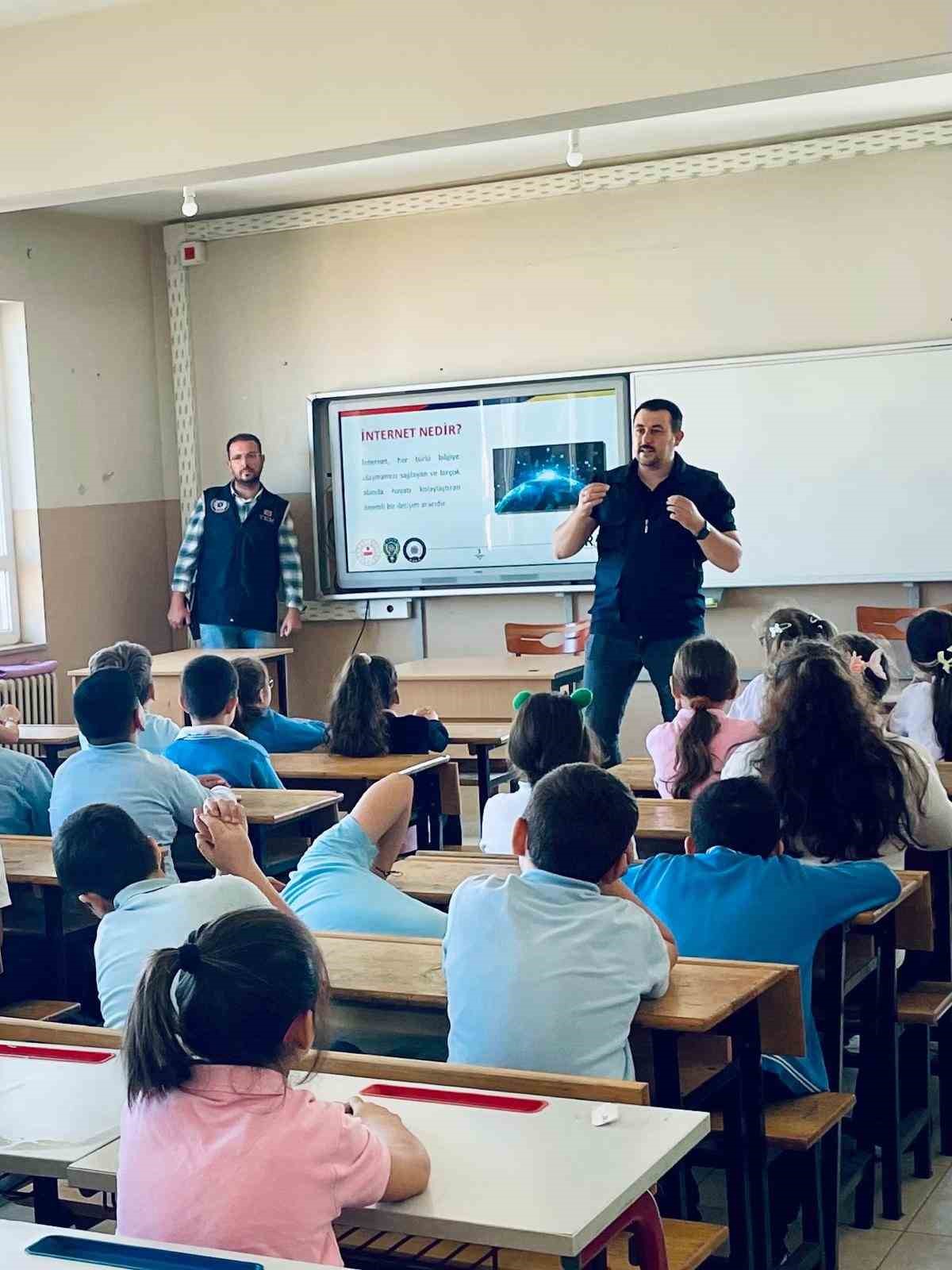 Polis ekiplerinden öğrencilere siber eğitimi
