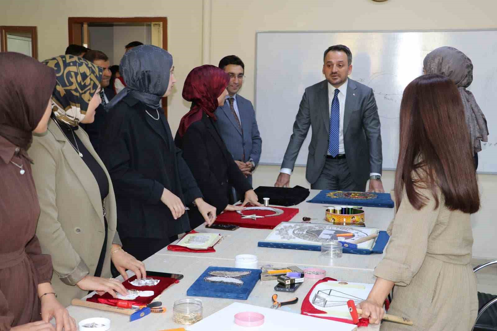 Bakan Yardımcısı Enes Eminoğlu, Muş’ta gençlerle bir araya geldi
