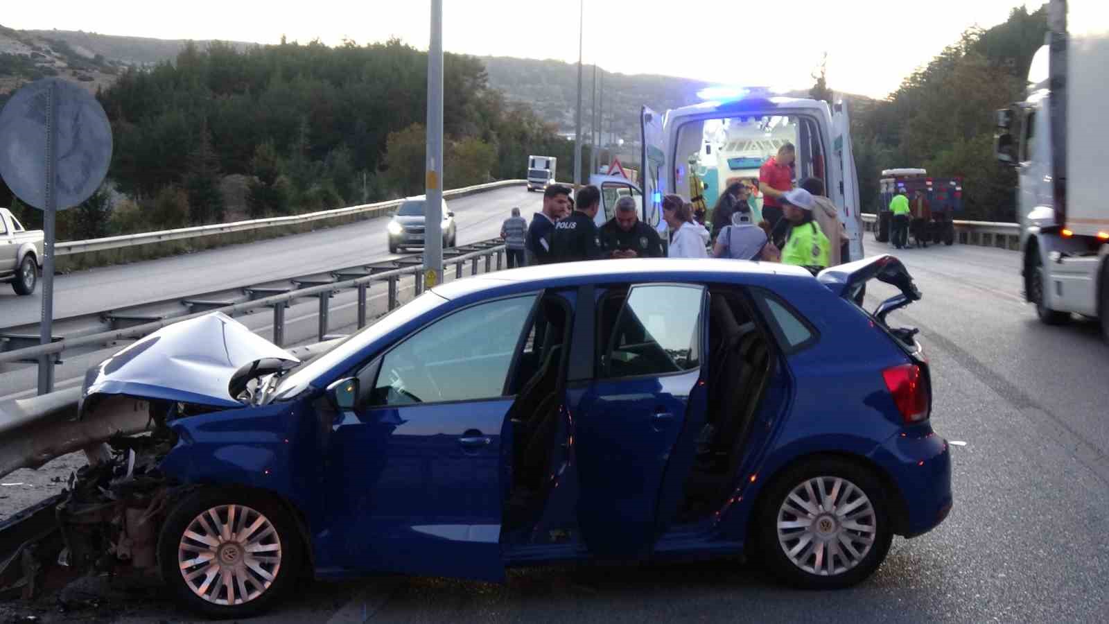 Burdur’da kontrolden çıkan otomobil önce bariyere sonra traktöre çarptı: 5 yaralı
