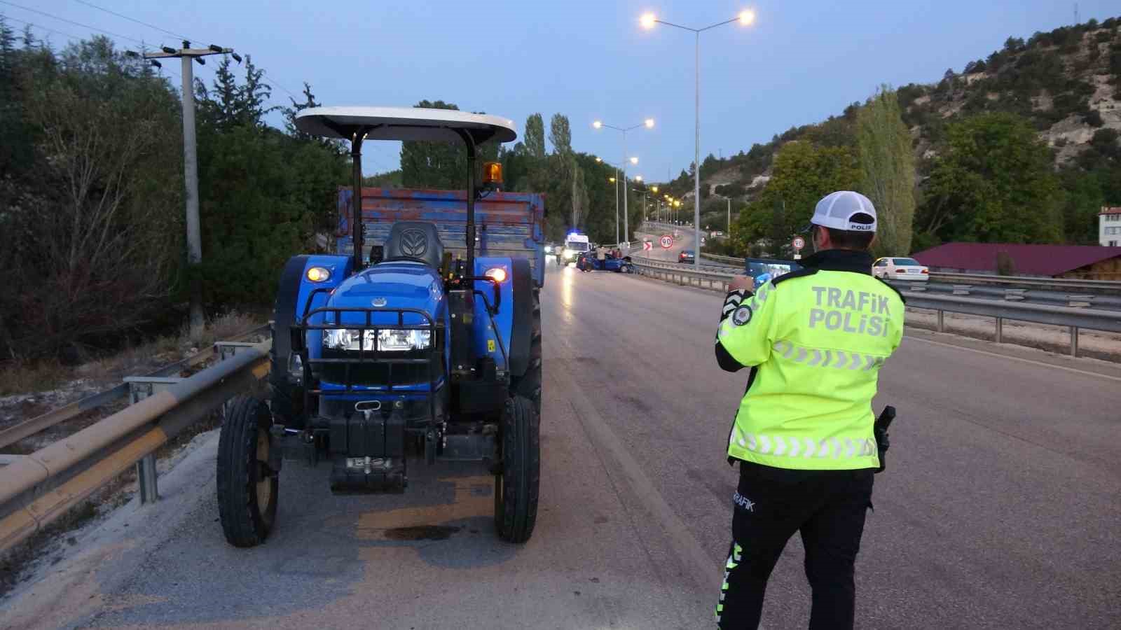 Burdur’da kontrolden çıkan otomobil önce bariyere sonra traktöre çarptı: 5 yaralı
