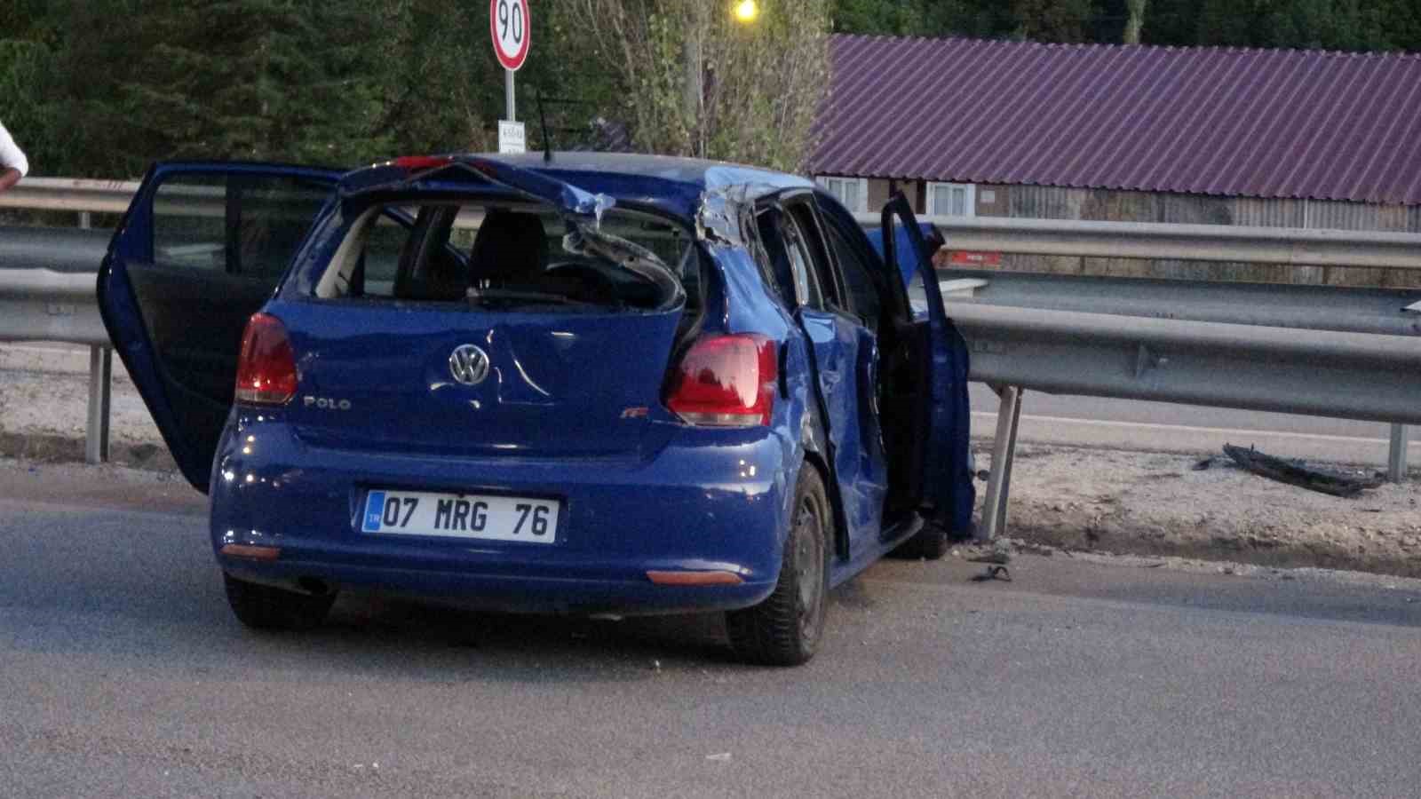 Burdur’da kontrolden çıkan otomobil önce bariyere sonra traktöre çarptı: 5 yaralı
