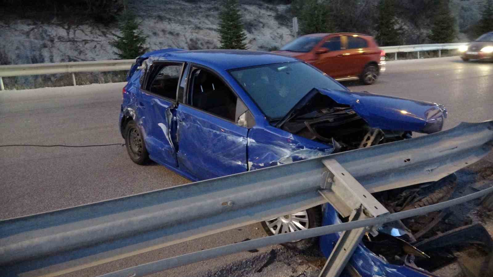 Burdur’da kontrolden çıkan otomobil önce bariyere sonra traktöre çarptı: 5 yaralı
